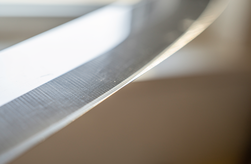 Gros plan du tranchant d'un couteau aiguisé