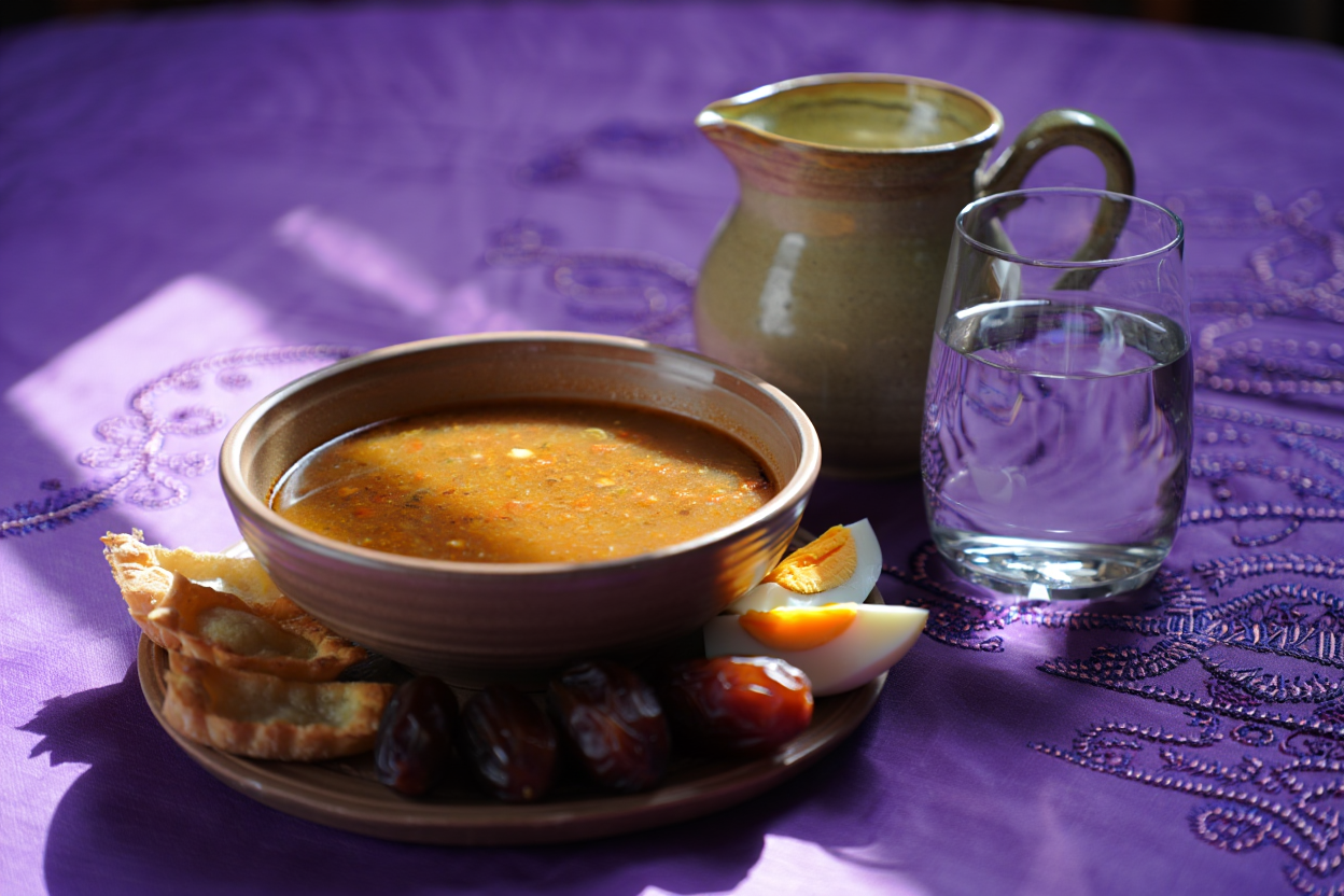 Table d'iftar avec harira et dattes