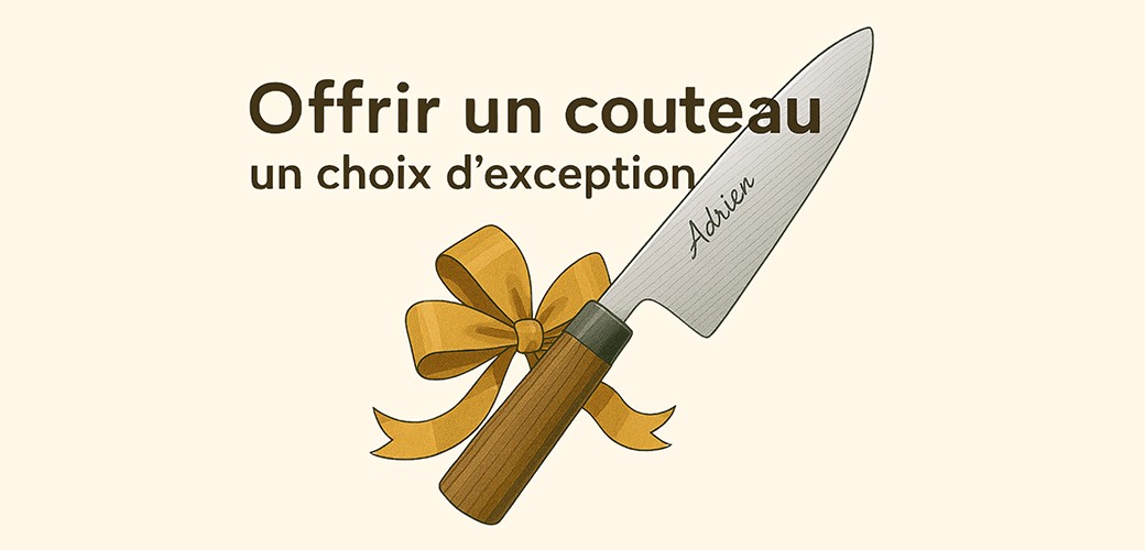 Couteau gravé personnalisé avec manche en bois et lame argentée, surmonté d'un ruban doré, texte “Adrien” gravé sur la lame.