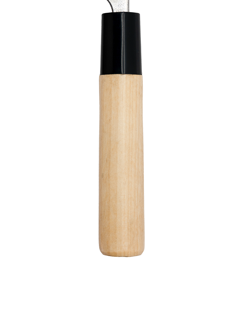 Support en bois avec lame de couteau partiellement visible, prêt à l’entretien couteau japonais carbone.